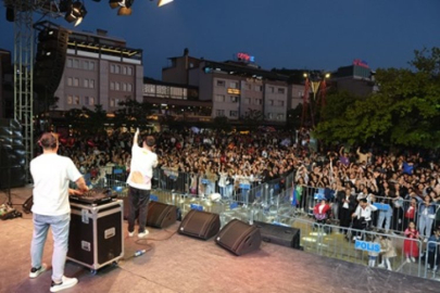 KONSERLER MÜZİK SEVERLERİ COŞTURDU