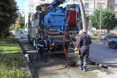 ŞEHİR GENELİNDE KANAL VE YAĞMUR SUYU HATLARI İÇİN TEMİZLİK ÇALIŞMASI BAŞLATILDI
