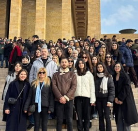 ÇYDD'Lİ GENÇLER, ATA'SINA KOŞTU