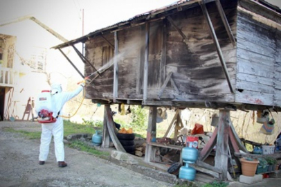 BELEDİYE KOKARCA İLE MÜCADELEYE İLAÇLAMA DESTEĞİ VERİYOR