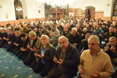 Regaib Gecesinde eller semaya gönüller duaya açıldı