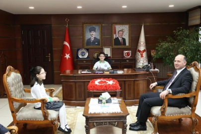 Vali Serdengeçti, 23 Nisan’da Minik Misafirlerini Makamında Ağırladı