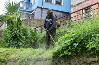 OKUL BAHÇELERİNDE OT BİÇME ÇALIŞMASI