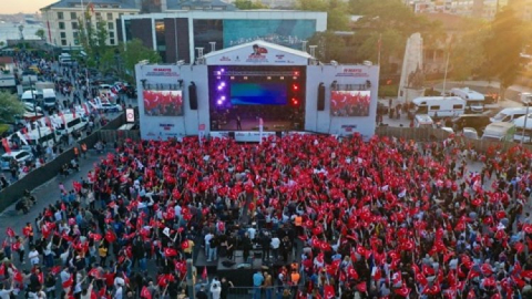 ON BİNLER DOLMABAHÇE’DEN BEŞİKTAŞ’A YÜRÜDÜ