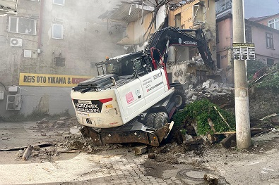 METRUK BİNALARIN YIKIMI SÜRÜYOR