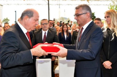 KKTC'de devir teslim tamam! Erhürman görevi Tatar'dan devraldı