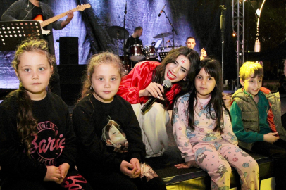 CEREN ECE ÖKSÜZ CUMHURİYET'İN 102. YILINDA GİRESUN'U COŞTURDU