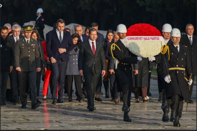 Cumhuriyet Halk Partisi Heyeti Anıtkabir'de..