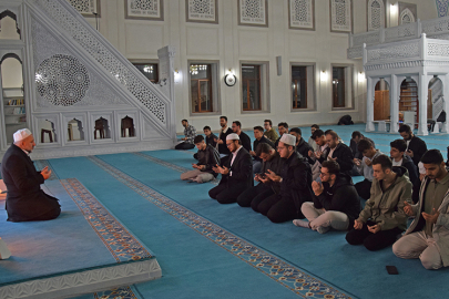 Giresun Üniversitesi'nde öğrenciler, şehitlerimizi ve gazilerimizi dualarla andı.
