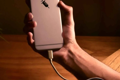 Telefonundan ayrı kalma korkusu ruh sağlığını etkiliyor!