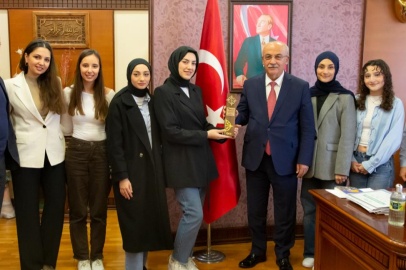 GÜ REKTÖRÜ CAN, ALTIN PUSULA ÖDÜLLÜ ÖĞRENCİLERİ KABUL ETTİ