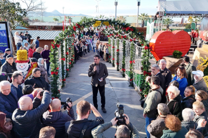 YENİ YIL ÇARŞISI HEYECANLA KAPILARINI AÇTI