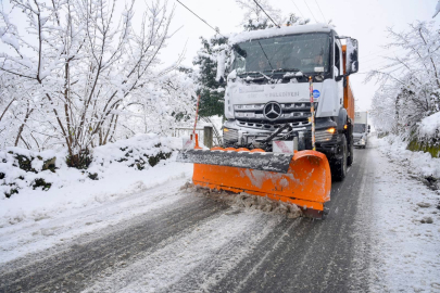YÜKSEK MAHALLELERDE KARLA MÜCADELE ANINDA BAŞLADI