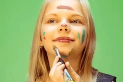 Makyaj yaşı 7–8'e düştü... Dijital içerikler çocukları etkiliyor