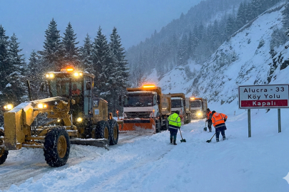 GİRESUN'DA KAR ESARETİ: 73 KÖY YOLU ULAŞIMA KAPALI