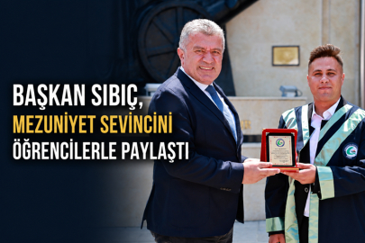 BAŞKAN SIBIÇ, MEZUNİYET SEVİNCİNİ ÖĞRENCİLERLE PAYLAŞTI