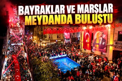 BAYRAKLAR VE MARŞLAR MEYDANDA BULUŞTU